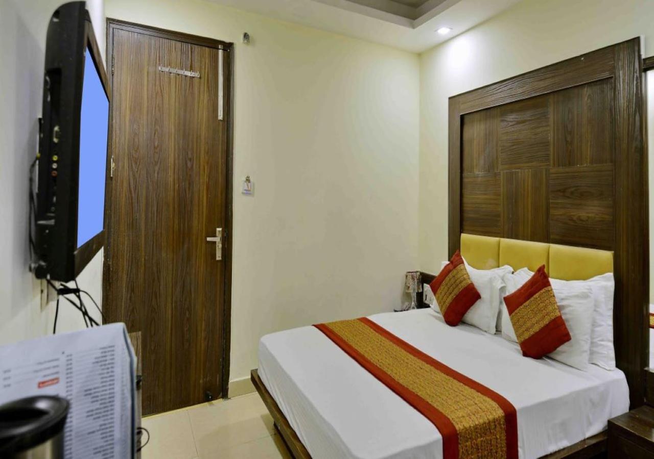 Hotel Perfect Spot- Main Bazar - Walking Metro Station New Delhi Bagian luar foto