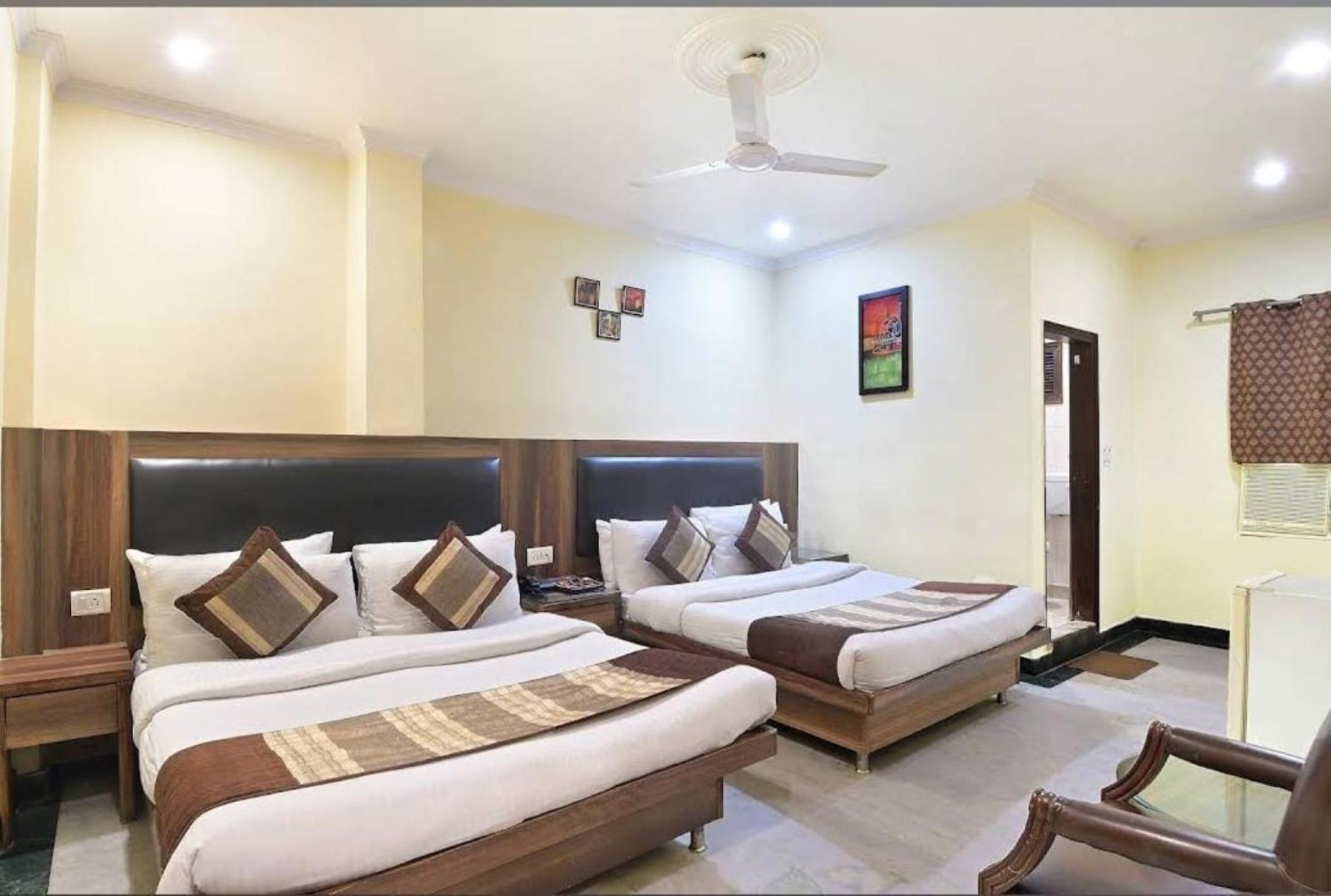 Hotel Perfect Spot- Main Bazar - Walking Metro Station New Delhi Bagian luar foto