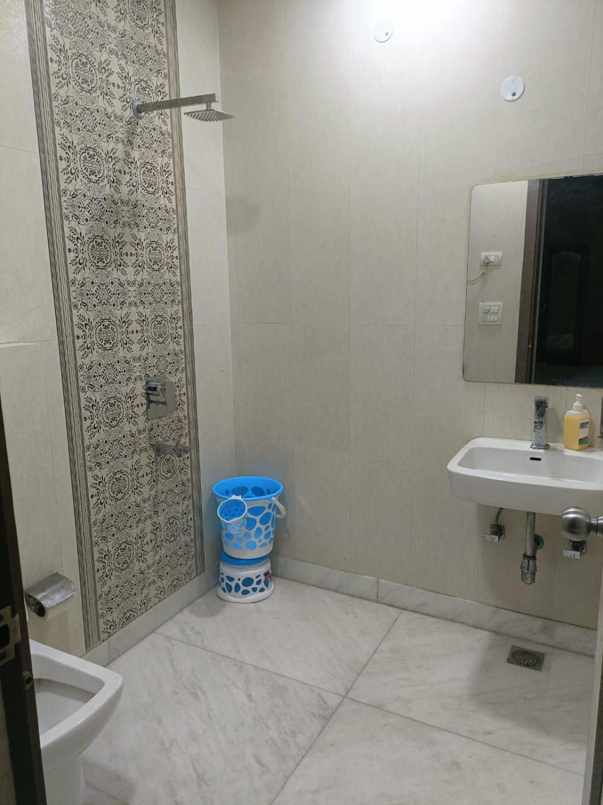 Hotel Perfect Spot- Main Bazar - Walking Metro Station New Delhi Bagian luar foto