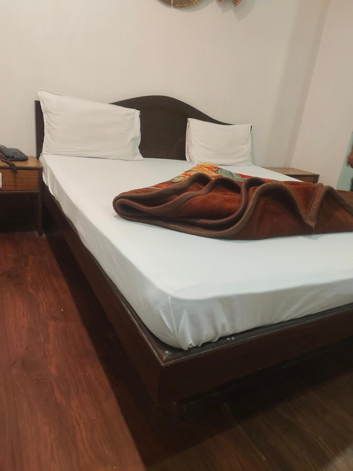 Hotel Perfect Spot- Main Bazar - Walking Metro Station New Delhi Bagian luar foto