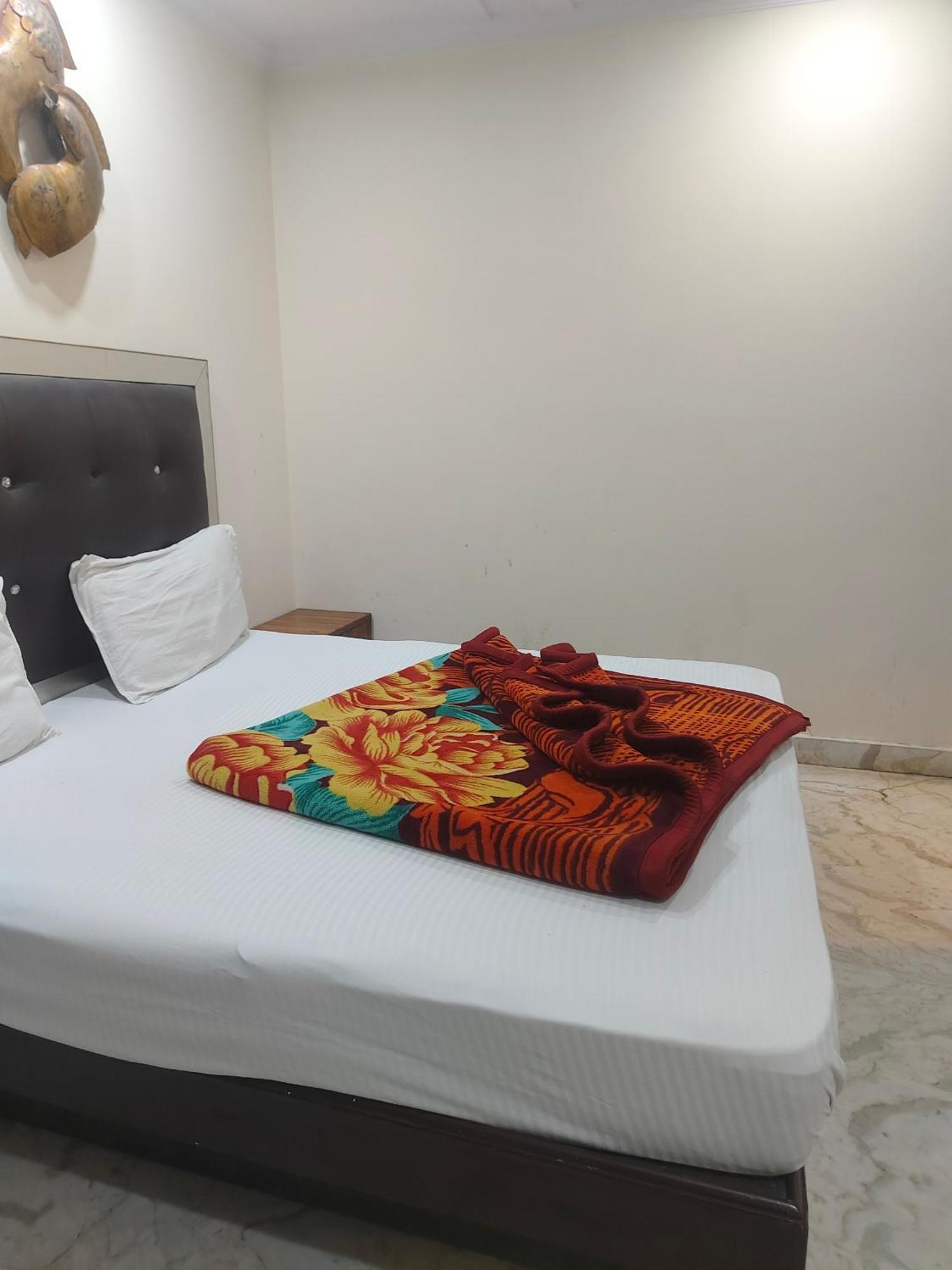 Hotel Perfect Spot- Main Bazar - Walking Metro Station New Delhi Bagian luar foto